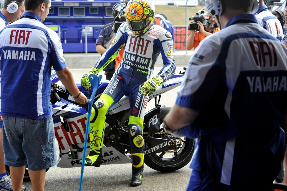 Sachsenring, 2010: Валентино Росси пробует силы после травмы в Муджелло. Ходит только на костылях, осторожно и неуверенно Sachsenring, 2010: Валентино Росси пробует силы после травмы в Муджелло. Ходит только на костылях, осторожно и неуверенно