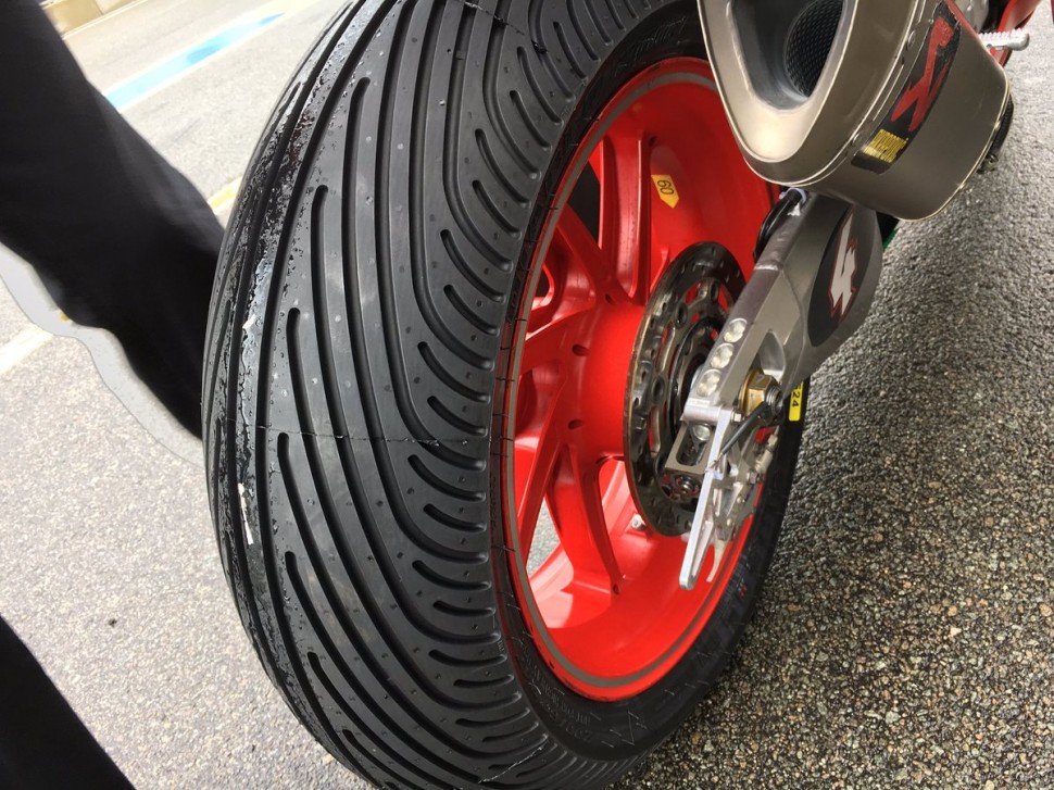 Новые Pirelli DIABLO RAIN размера 200/60 Новые Pirelli DIABLO RAIN размера 200/60