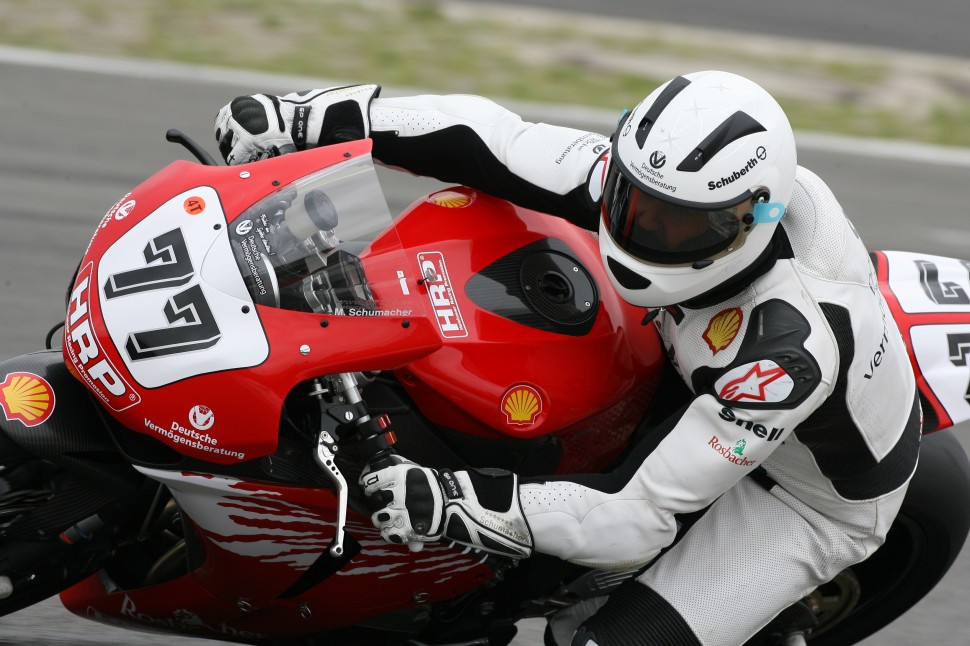 В седле Fireblade команды Йенса Хольцхауэра никто иной, как Михаэль Шумахер! В седле Fireblade команды Йенса Хольцхауэра никто иной, как Михаэль Шумахер!
