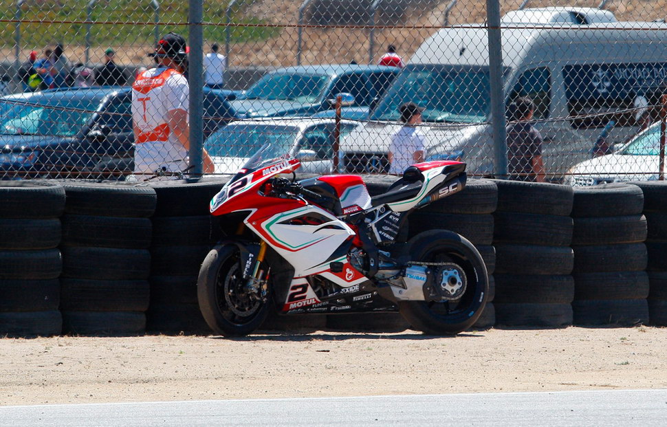 Такая ситуация стала привычной для Леона Камье: супербайк MV Agusta F4 RR быстр, но ненадежен Такая ситуация стала привычной для Леона Камье: супербайк MV Agusta F4 RR быстр, но ненадежен