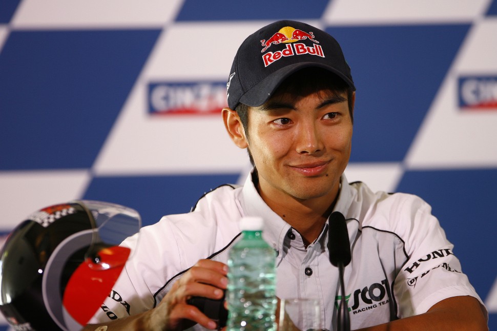 Хироси Аояма, последний чемпион в истории класса GP250, перешел в MotoGP в 2010 году вместе с Team Scot Хироси Аояма, последний чемпион в истории класса GP250, перешел в MotoGP в 2010 году вместе с Team Scot