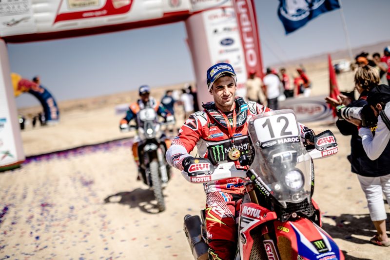 Кевин Беньявидес из Honda Racing на финише Ралли Марокко Кевин Беньявидес из Honda Racing на финише Ралли Марокко