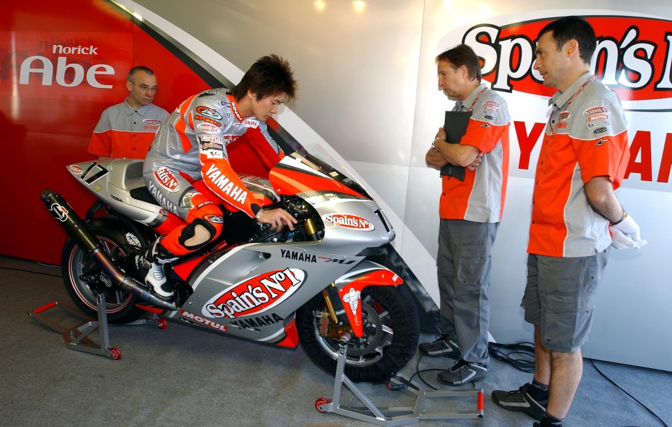 Норик Абе в седле Yamaha YZR-M1, 2003 Норик Абе в седле Yamaha YZR-M1, 2003
