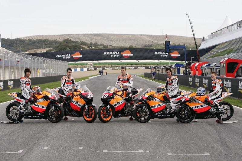 Пилоты всех классов MotoGP, GP250 и GP125 команды Repsol Honda, включая Дани Педросу Пилоты всех классов MotoGP, GP250 и GP125 команды Repsol Honda, включая Дани Педросу