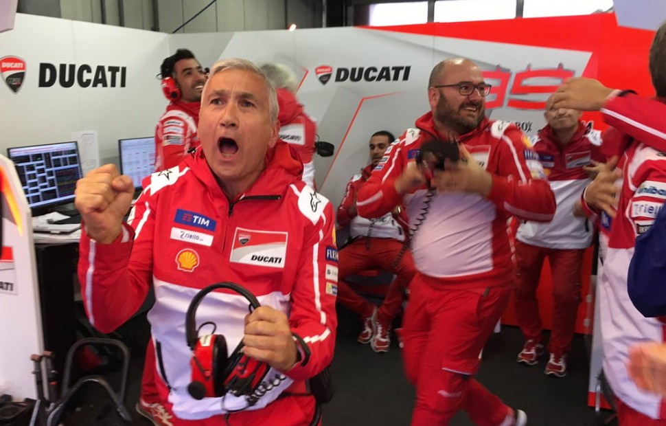 Давиде Тардоцци, менеджер Ducati Factory - взрыв эмоций в тот момент, когда Довициозо провел оборонительный маневр перед финишем Давиде Тардоцци, менеджер Ducati Factory - взрыв эмоций в тот момент, когда Довициозо провел оборонительный маневр перед финишем