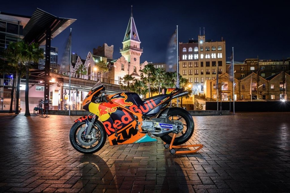 KTM RC16 на фоне ночных красот Мельбурна, Австралия KTM RC16 на фоне ночных красот Мельбурна, Австралия