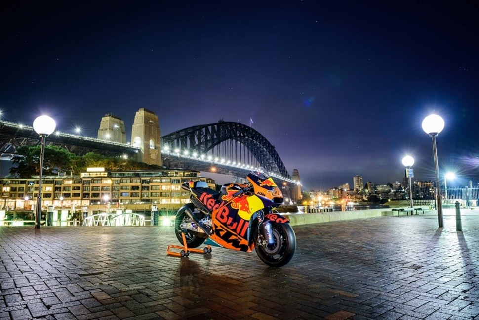 KTM RC16 на фоне ночных красот Мельбурна, Австралия KTM RC16 на фоне ночных красот Мельбурна, Австралия