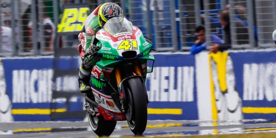 Алеш Эспаргаро празднует вместе с Aprilia: пилот завода впервые завершает первый день Гран-При на 1-й позиции Алеш Эспаргаро празднует вместе с Aprilia: пилот завода впервые завершает первый день Гран-При на 1-й позиции