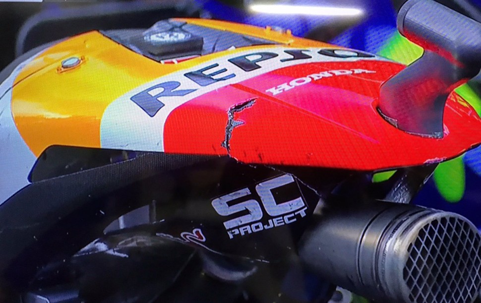 Марк Маркес сломал хвост своего Honda RC213V в жестком контакте с Зарко Марк Маркес сломал хвост своего Honda RC213V в жестком контакте с Зарко