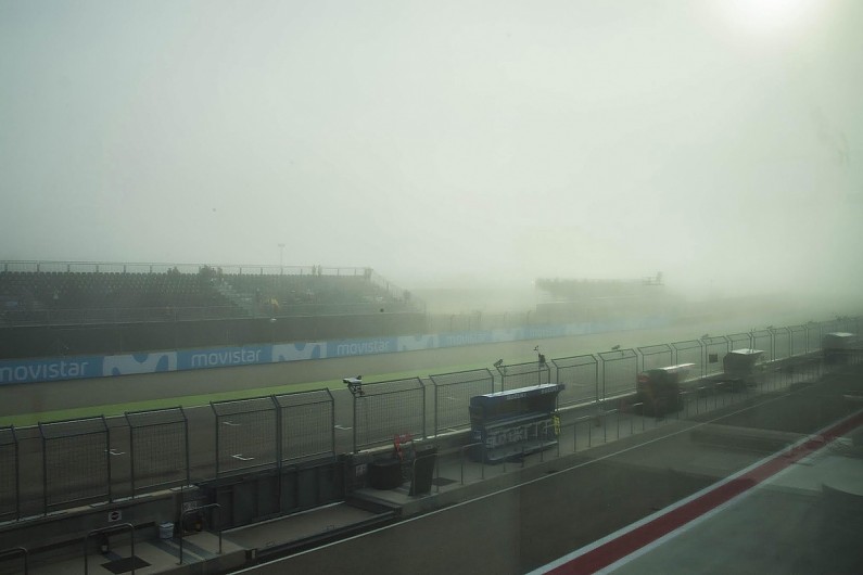 Утреннее парение на Sepang International Circuit - традиционная картина при переменной погоде Утреннее парение на Sepang International Circuit - традиционная картина при переменной погоде