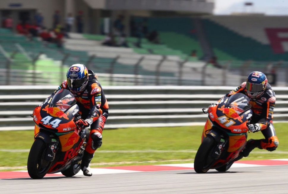 Напарники KTM заняли 1-2 места в Гран-При Малайзии, повторив успех Phillip Island Напарники KTM заняли 1-2 места в Гран-При Малайзии, повторив успех Phillip Island