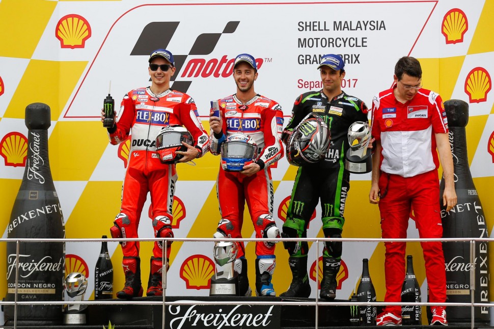 Подиум Гран-При Малайзии 2017 года в MotOGP: Довициозо, Лоренцо, Зарко Подиум Гран-При Малайзии 2017 года в MotOGP: Довициозо, Лоренцо, Зарко