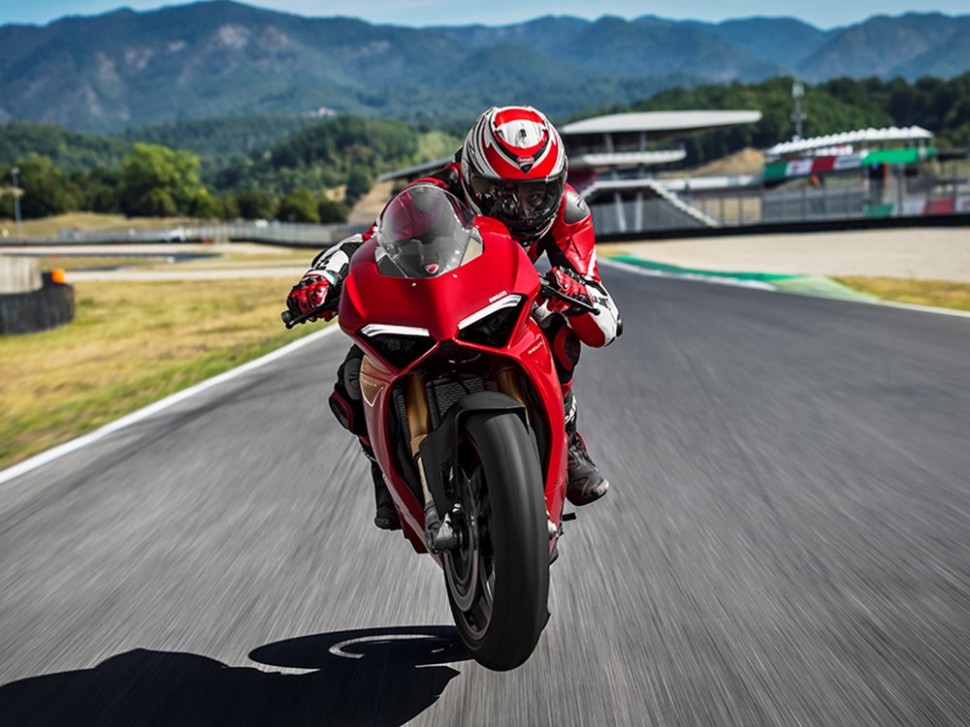 Миккеле Пирро на борту Ducati Panigale V4 S на тестах в Муджелло Миккеле Пирро на борту Ducati Panigale V4 S на тестах в Муджелло