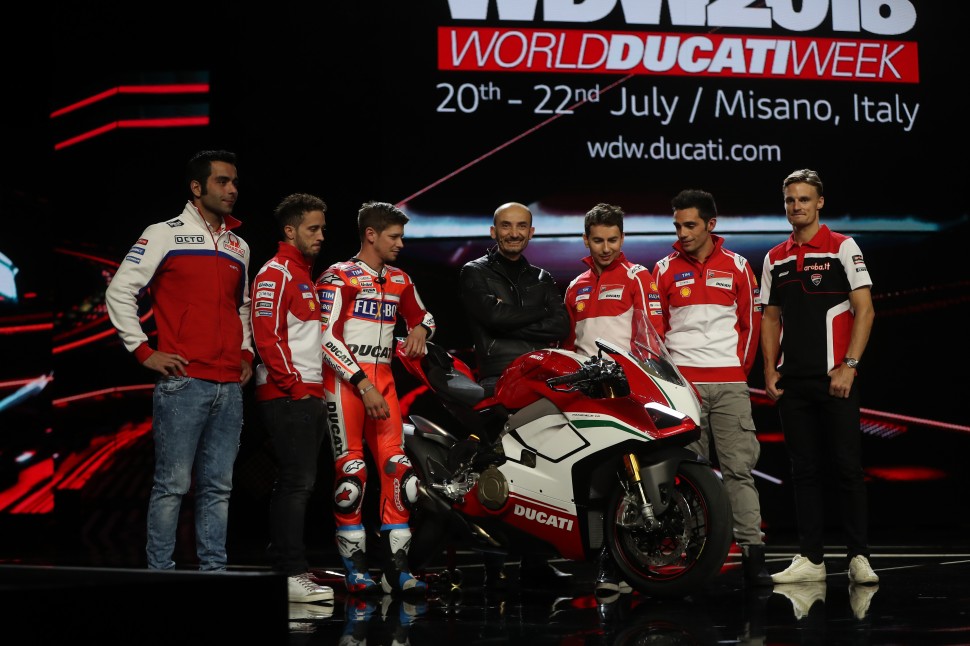 Ducati Panigale V4 (2018) и команда Ducati Panigale V4 (2018) и команда