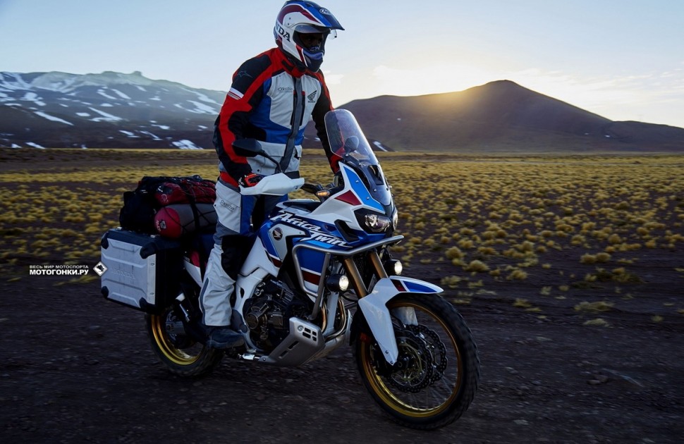 Для удобства езды стоя на подножках, приборка Honda CRF1000L Africa Twin Adventure Sports установлена под другим углом Для удобства езды стоя на подножках, приборка Honda CRF1000L Africa Twin Adventure Sports установлена под другим углом