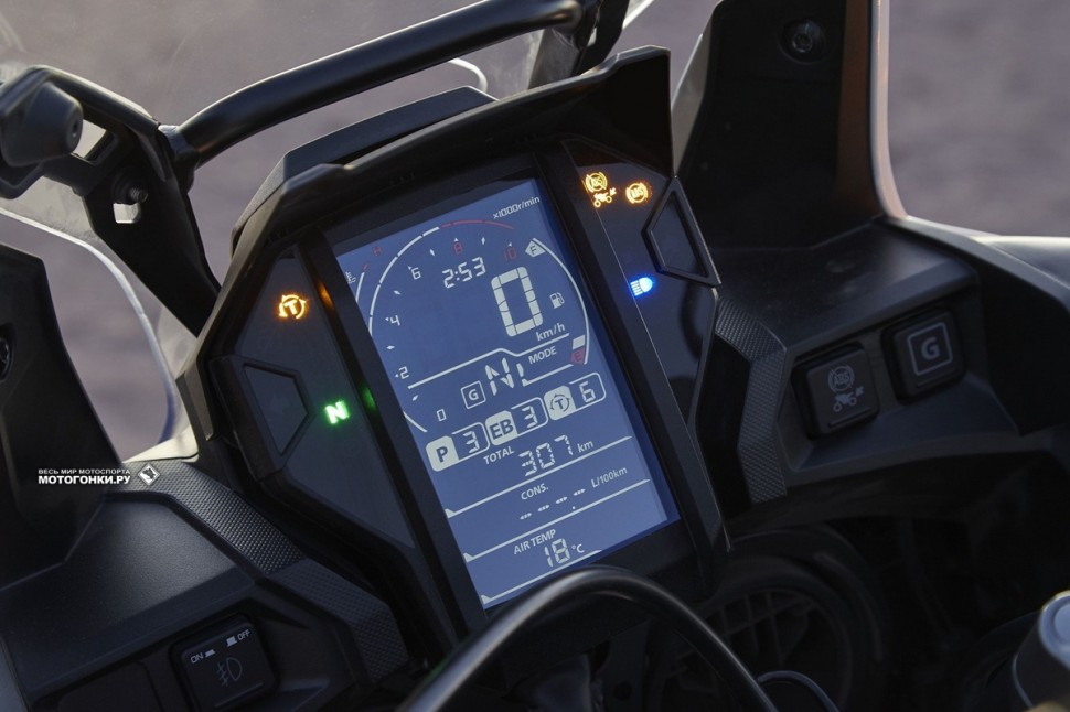 Для удобства езды стоя на подножках, приборка Honda CRF1000L Africa Twin Adventure Sports установлена под другим углом Для удобства езды стоя на подножках, приборка Honda CRF1000L Africa Twin Adventure Sports установлена под другим углом