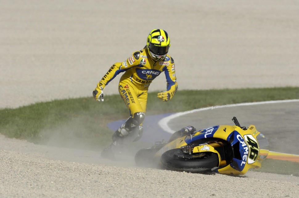 Падение Росси в Валенсии открыло Хейдену путь к титулу в MotoGP, в Dorna Sports - в Америку Падение Росси в Валенсии открыло Хейдену путь к титулу в MotoGP, в Dorna Sports - в Америку