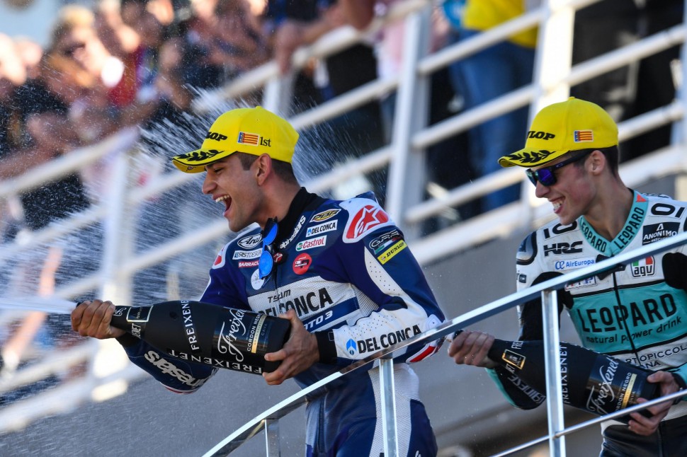 На подиуме в Валенсии: победитель гонки Хорхе Мартин и чемпион Moto3 2017 года Жоан Мир (справа) На подиуме в Валенсии: победитель гонки Хорхе Мартин и чемпион Moto3 2017 года Жоан Мир (справа)