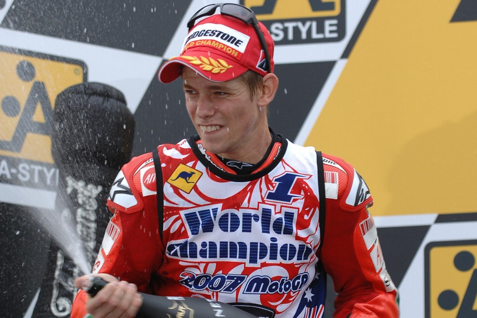 Кейси Стоунер стал чемпионом Ducati в 2007, а затем ушел вместе с Суппо в Honda, чтобы выиграть еще один титул в 2011 Кейси Стоунер стал чемпионом Ducati в 2007, а затем ушел вместе с Суппо в Honda, чтобы выиграть еще один титул в 2011