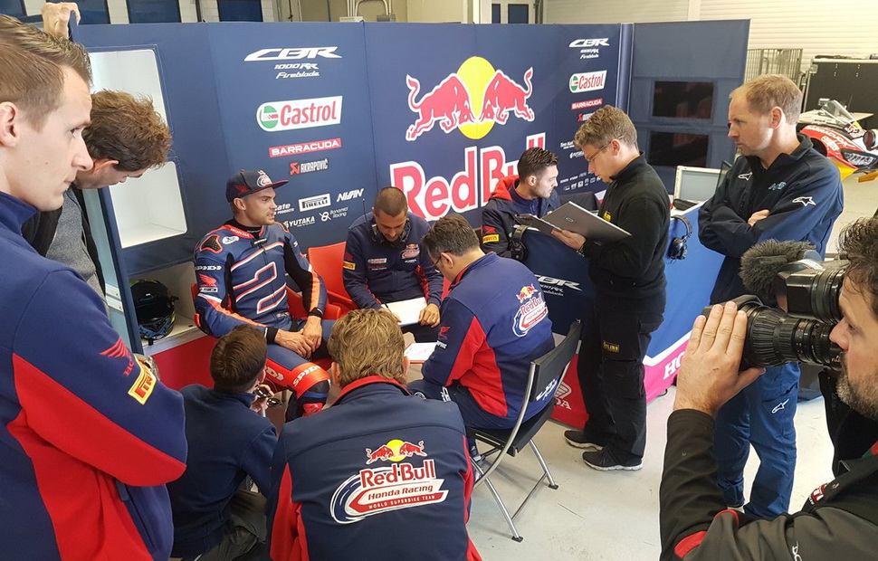 Леон Камье приступил к работе с Red Bull Honda World Superbike Team Леон Камье приступил к работе с Red Bull Honda World Superbike Team