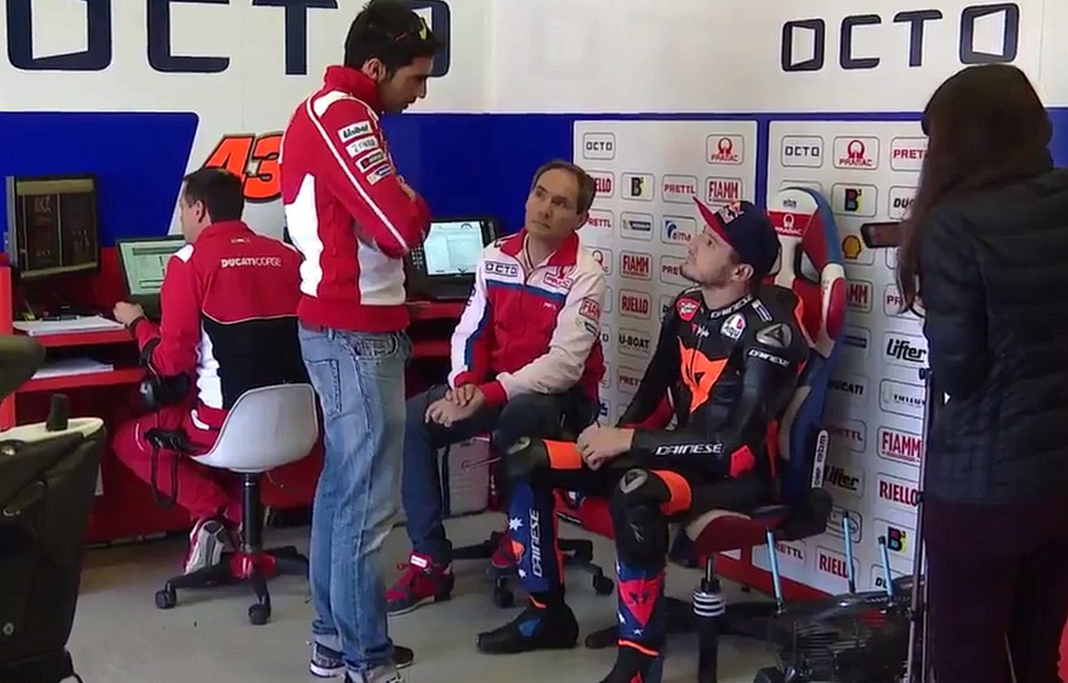 Миккеле Пирро помогает Джеку Миллеру осваивать Ducati GP17 команды Pramac Racing Миккеле Пирро помогает Джеку Миллеру осваивать Ducati GP17 команды Pramac Racing