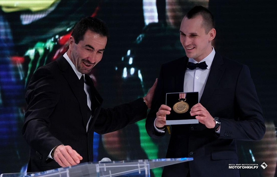 Россию на церемонии FIM Awards 2017 представлял новый чемпион FIM Ice Speedway Gladiators Дмитрий Колтаков Россию на церемонии FIM Awards 2017 представлял новый чемпион FIM Ice Speedway Gladiators Дмитрий Колтаков