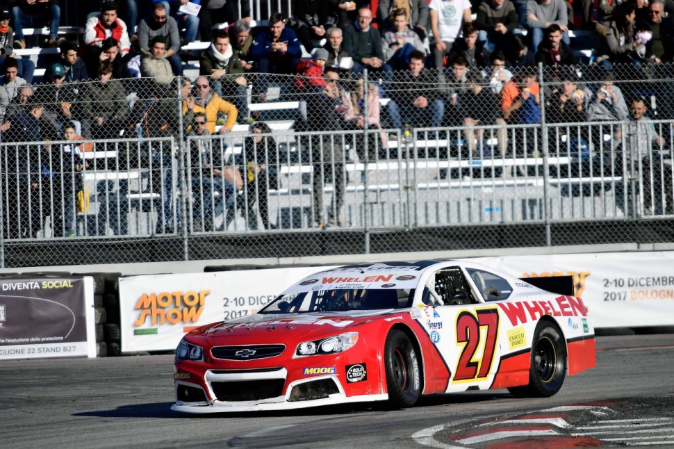 Марко Меландри за рулем болида Nascar на гонке в рамках Bologna Motor Show Марко Меландри за рулем болида Nascar на гонке в рамках Bologna Motor Show