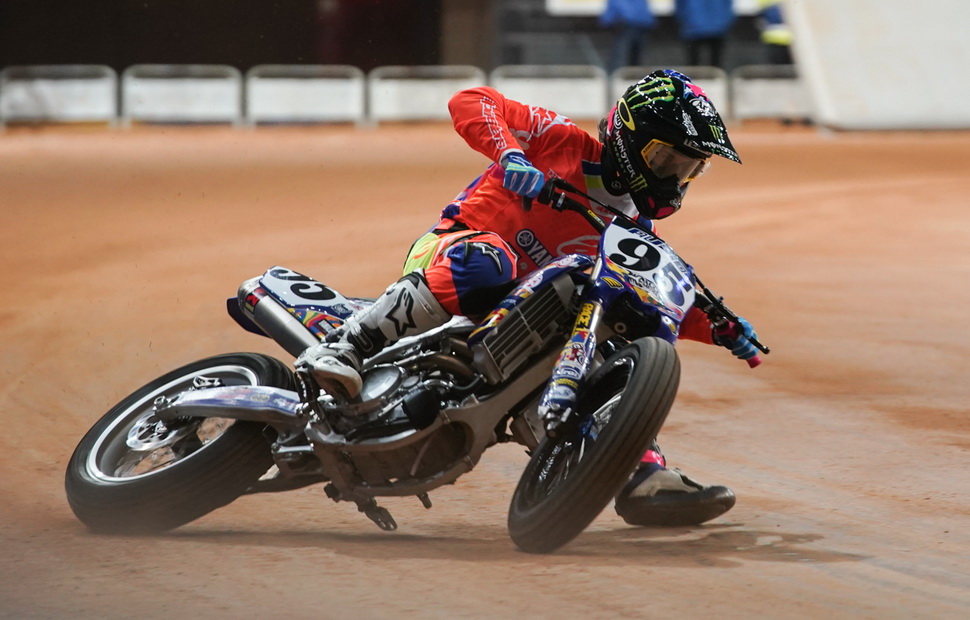 Superprestigio - гонка на мотоциклах супермото по грунтовому овалу Superprestigio - гонка на мотоциклах супермото по грунтовому овалу