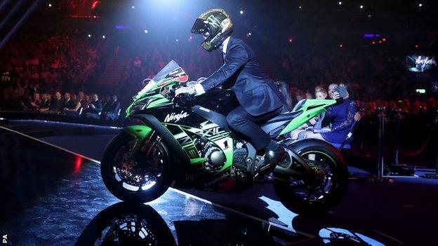 Джонатан Рэй поднялся на сцену особым способом - на своем Kawasaki Джонатан Рэй поднялся на сцену особым способом - на своем Kawasaki