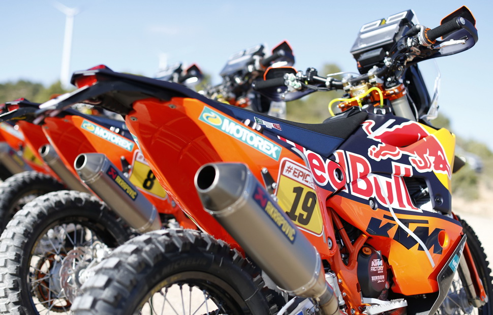 KTM 450 Rally (2018) оснащен титановой выпускной системой Acrapovic KTM 450 Rally (2018) оснащен титановой выпускной системой Acrapovic