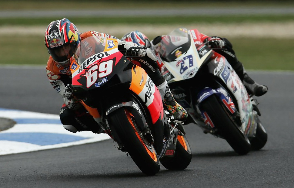 Новобранец LCR Honda MotoGP Кейси Стоунер преследует Никки Хейдена, 2006 год Новобранец LCR Honda MotoGP Кейси Стоунер преследует Никки Хейдена, 2006 год