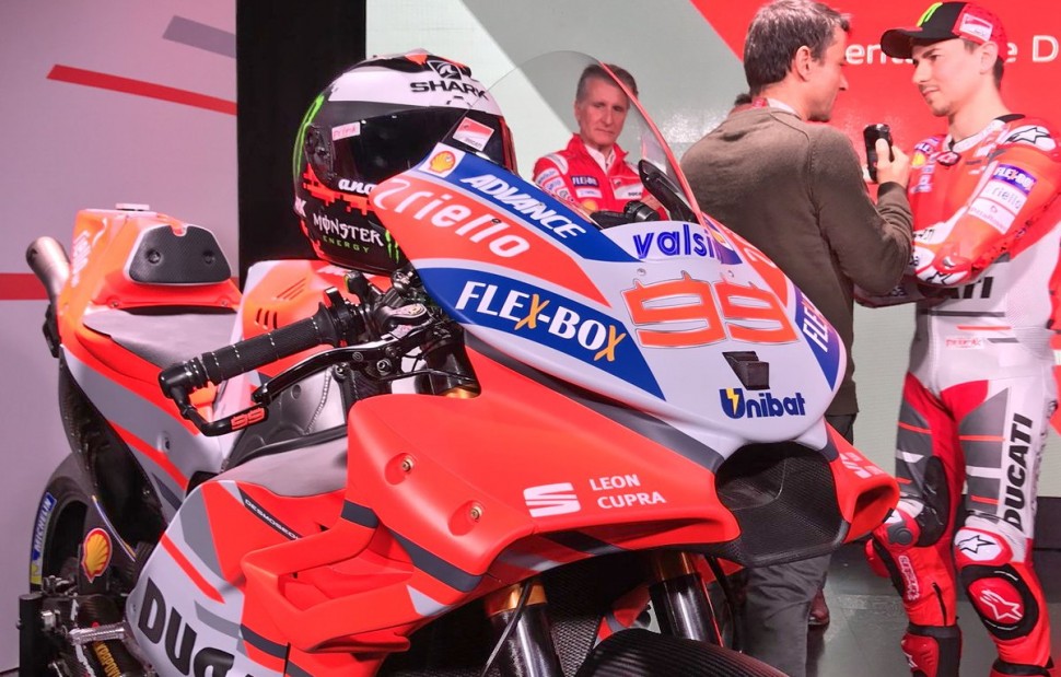 Ducati Desmosedici менялся вместе с Лоренцо. С ним и под него. Но не создавался лично для него: Лоренцо менялся вместе с байком Ducati Desmosedici менялся вместе с Лоренцо. С ним и под него. Но не создавался лично для него: Лоренцо менялся вместе с байком