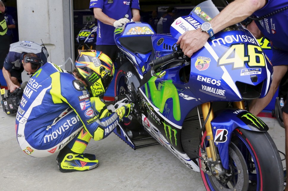 Самый известный ритуал в истории MotoGP: разговор Росси со своим мотоциклом Самый известный ритуал в истории MotoGP: разговор Росси со своим мотоциклом