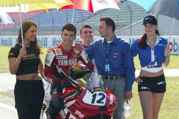 Кенан Софуглу, 5-кратный чемпион мира World Supersport начал карьеру в Европе в 2002 году в Yamaha R6 Cup Кенан Софуглу, 5-кратный чемпион мира World Supersport начал карьеру в Европе в 2002 году в Yamaha R6 Cup