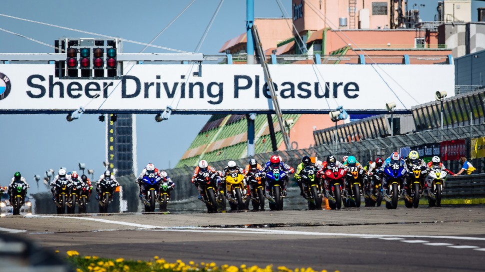 Yamaha R6 Cup на Nurburgring, 2016: полная стартовая решетка - 30 пилотов Yamaha R6 Cup на Nurburgring, 2016: полная стартовая решетка - 30 пилотов