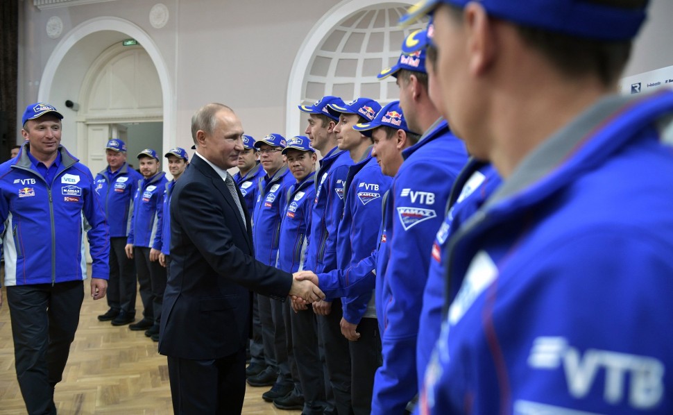 Президент России Владимир Путин лично поздравил команду КАМАЗ-Мастер с победой на Дакаре 2018 года Президент России Владимир Путин лично поздравил команду КАМАЗ-Мастер с победой на Дакаре 2018 года