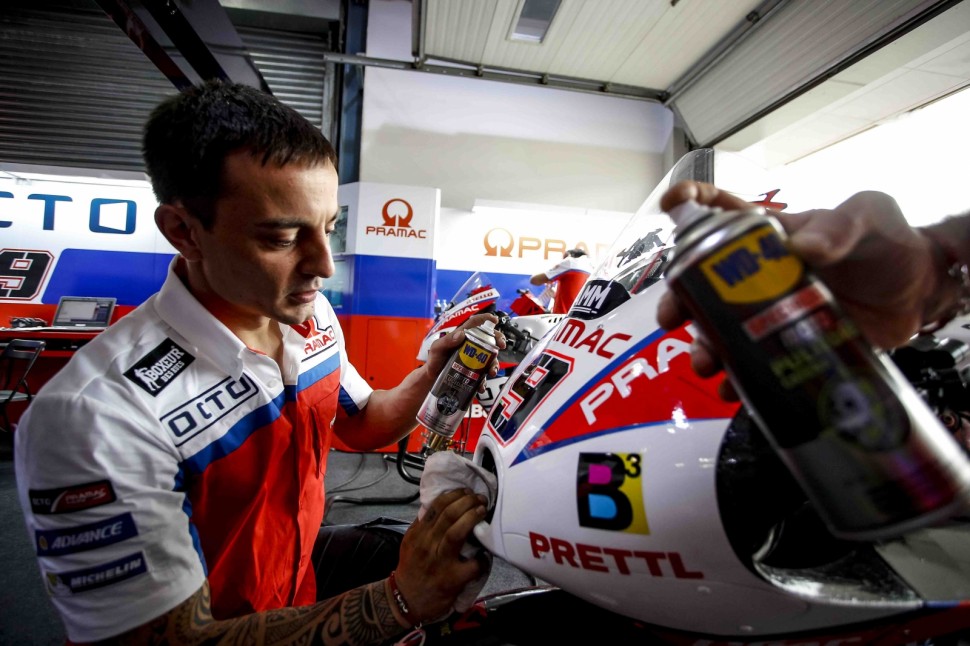 Гонки делают люди - в гараже Pramac Racing Гонки делают люди - в гараже Pramac Racing