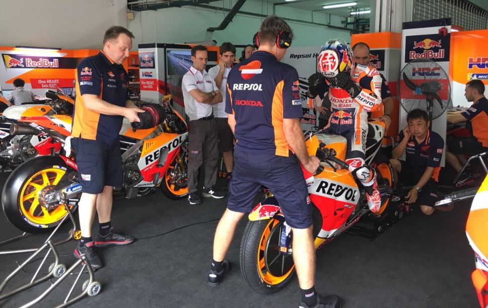 В гараже Repsol Honda Team В гараже Repsol Honda Team
