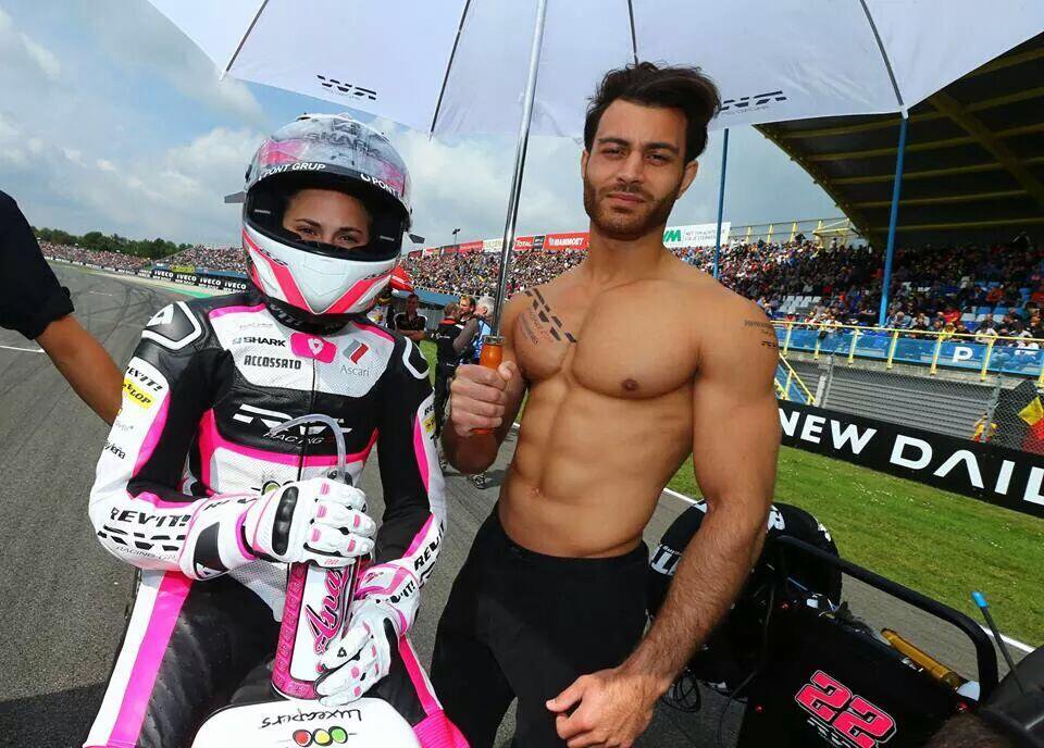 Grid Boys больше в тренде? ОК! В MotoGP к этому относятся спокойно, но с юмором - Аня Карраско на старте, сейчас всех порвет! Grid Boys больше в тренде? ОК! В MotoGP к этому относятся спокойно, но с юмором - Аня Карраско на старте, сейчас всех порвет!