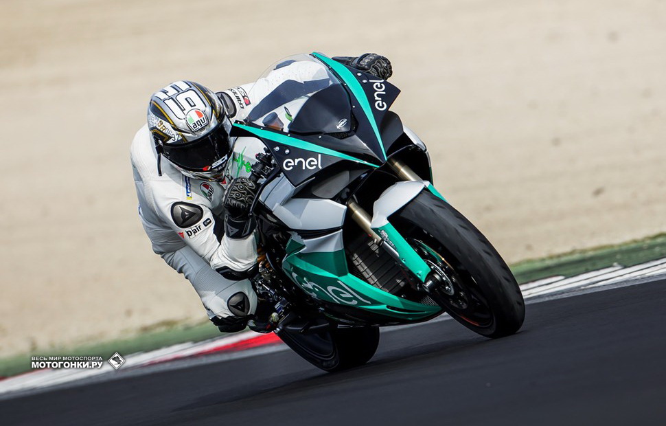 На испытаниях MotoE: Лорис Капиросси за рулем Energica EGO На испытаниях MotoE: Лорис Капиросси за рулем Energica EGO