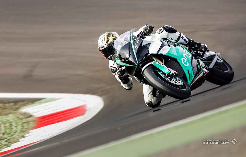 На испытаниях MotoE: Лорис Капиросси за рулем Energica EGO На испытаниях MotoE: Лорис Капиросси за рулем Energica EGO