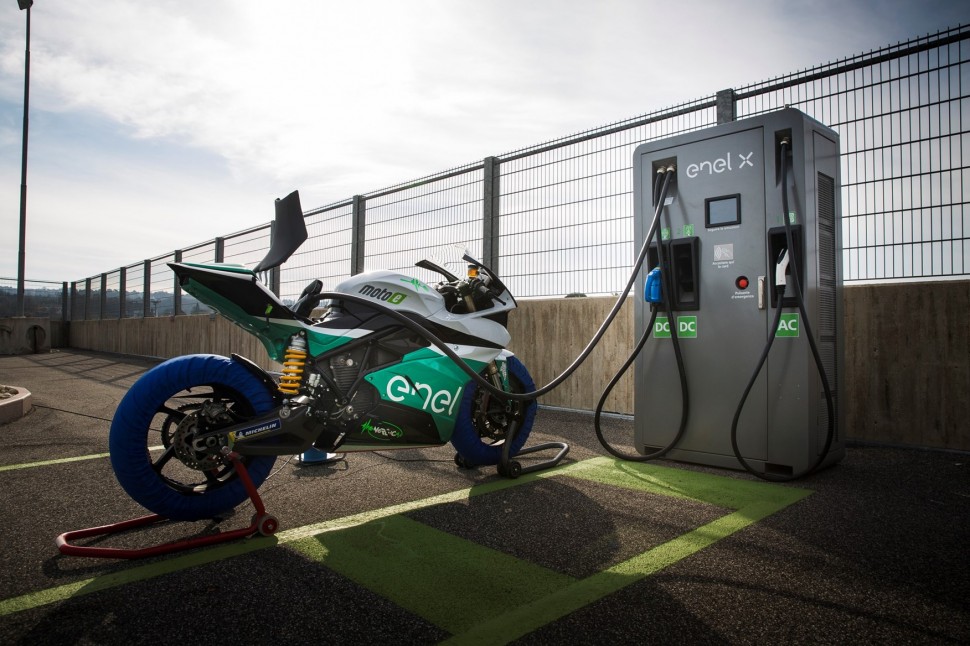 Прототип Energica EGO для MotoE на быстрой зарядке Enel Прототип Energica EGO для MotoE на быстрой зарядке Enel