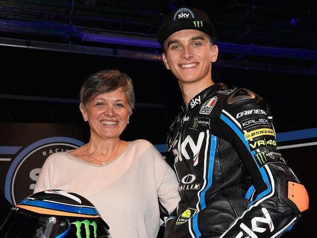 Стефания и Лука Марини на презентации Sky Racing Team VR46 (8 февраля 2018) Стефания и Лука Марини на презентации Sky Racing Team VR46 (8 февраля 2018)