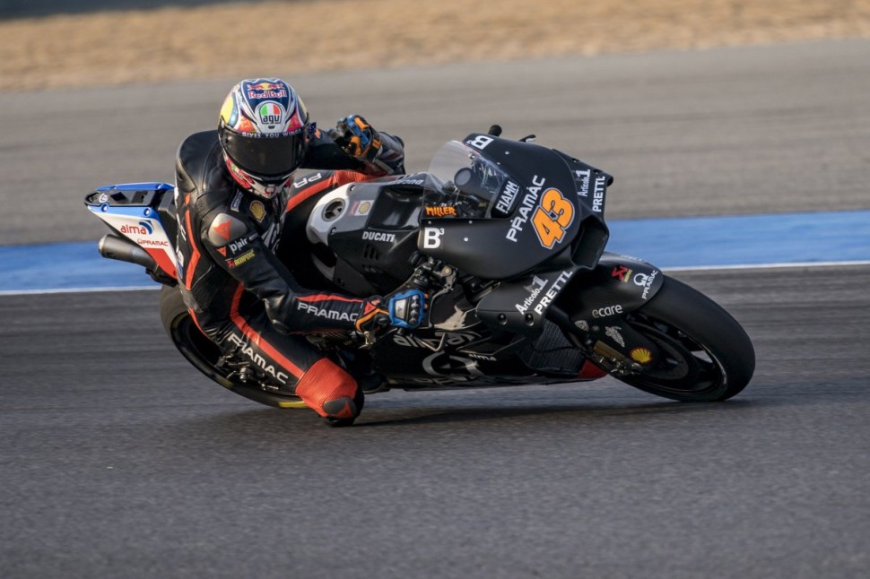 Пилоты саттелитов Ducati получили от завода комплекты аэродинамики для GP17 Пилоты саттелитов Ducati получили от завода комплекты аэродинамики для GP17