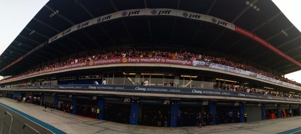 Главная трибуна Chang International Circuit, суббота, 17 февраля - ThaiTest MotoGP Главная трибуна Chang International Circuit, суббота, 17 февраля - ThaiTest MotoGP