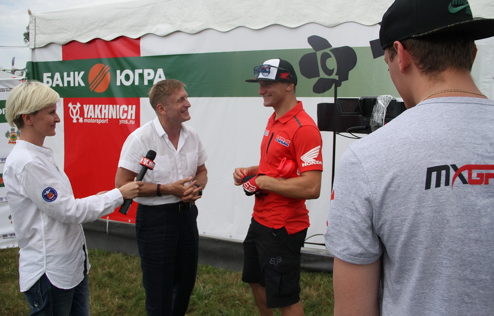 Гран-При России по мотокроссу: Евгений Бобрышев, пилот Honda Racing и Президент МФР Александр Джеус Гран-При России по мотокроссу: Евгений Бобрышев, пилот Honda Racing и Президент МФР Александр Джеус
