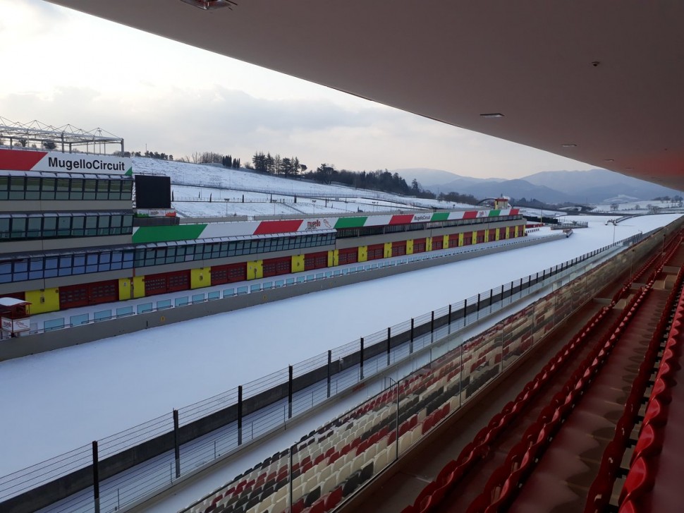 Вид на главную прямую Mugello Circuit с трибуны Вид на главную прямую Mugello Circuit с трибуны