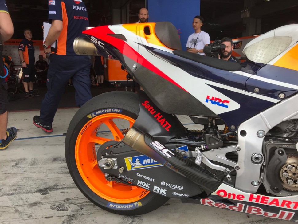 Карбоновый маятник Honda RC213V на тестах IRTA в Таиланде Карбоновый маятник Honda RC213V на тестах IRTA в Таиланде