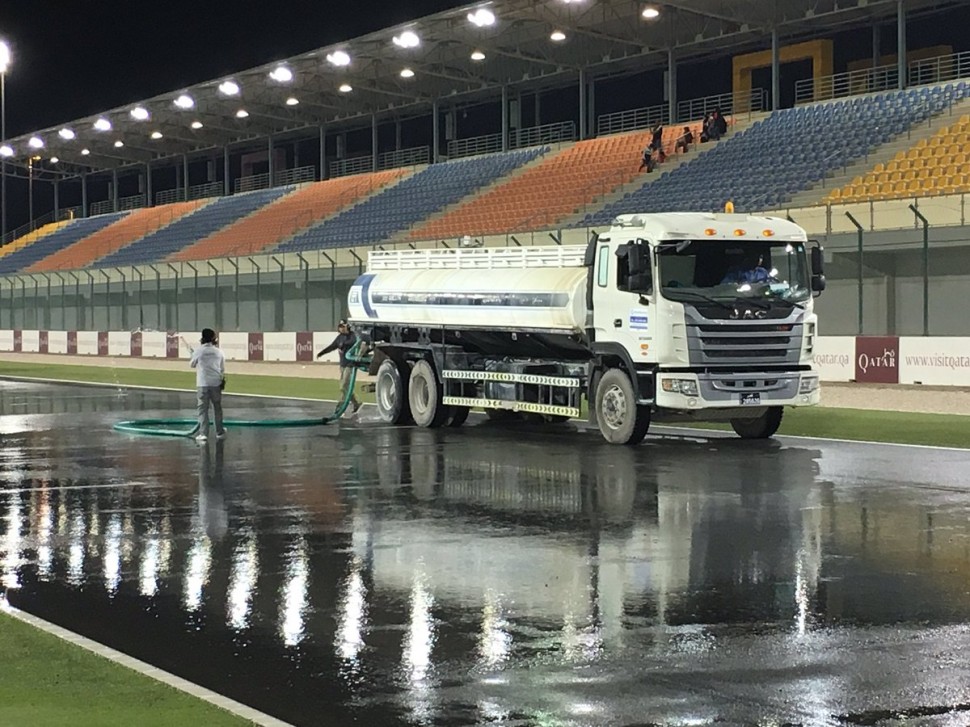 Воды на Losail International Circuit вылили много - таких цистерн понадобилось три Воды на Losail International Circuit вылили много - таких цистерн понадобилось три