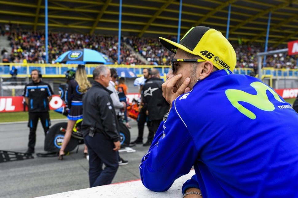 Валентино Росси отказался завершать карьеру пилота ради Sky Racing Team VR46 в MotoGP, как минимум, в 2019 и 2020 годах Валентино Росси отказался завершать карьеру пилота ради Sky Racing Team VR46 в MotoGP, как минимум, в 2019 и 2020 годах